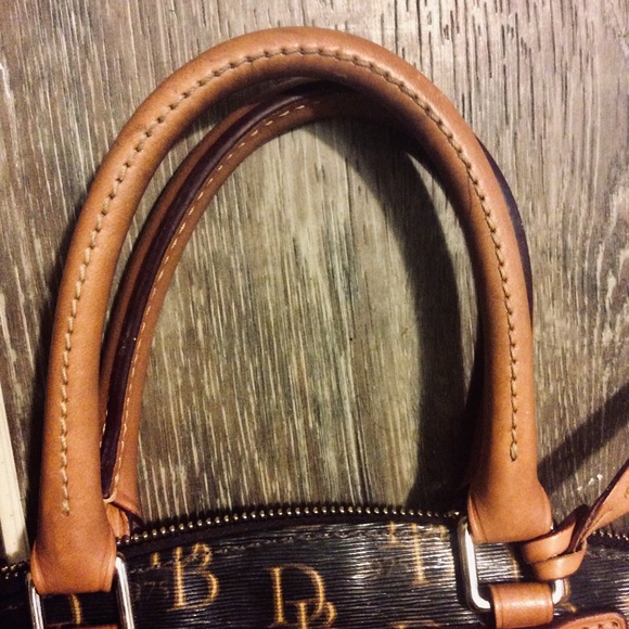 Dooney and bourke handbag - Picture 2 of 8